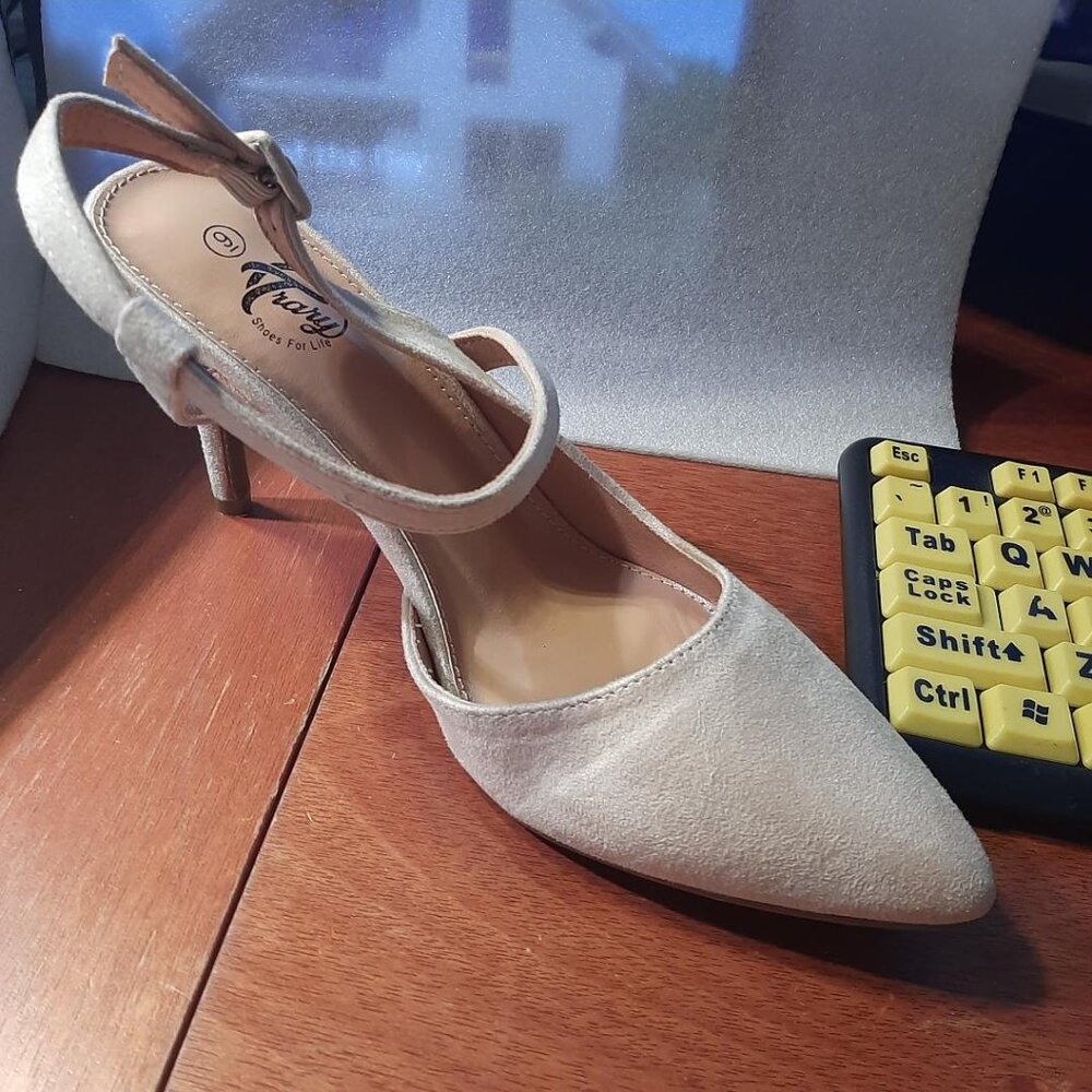 New ! Trary Pointed Toe Stiletto High Heel Faux Suede Nude Size 9